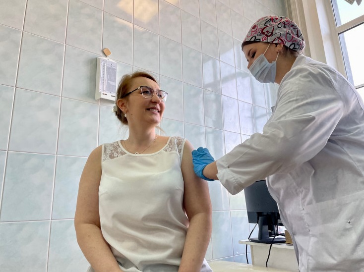 Новосибирские медики продолжают ревакцинацию от коронавируса