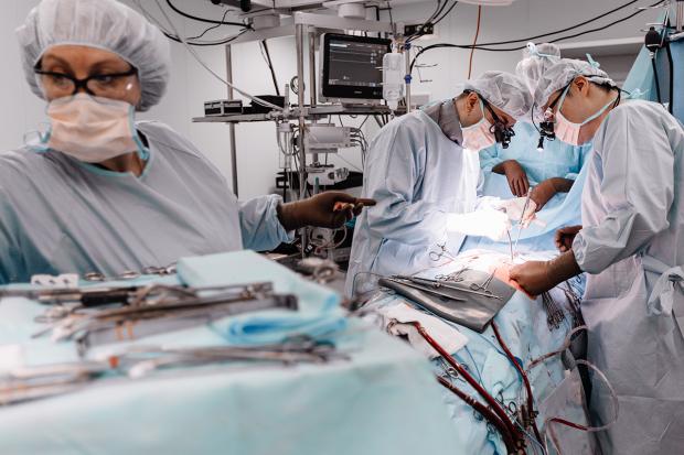 Хирурги Центра Мешалкина выполнили сложнейшую операцию по щадящей технологии молодой женщине с синдромом Марфана