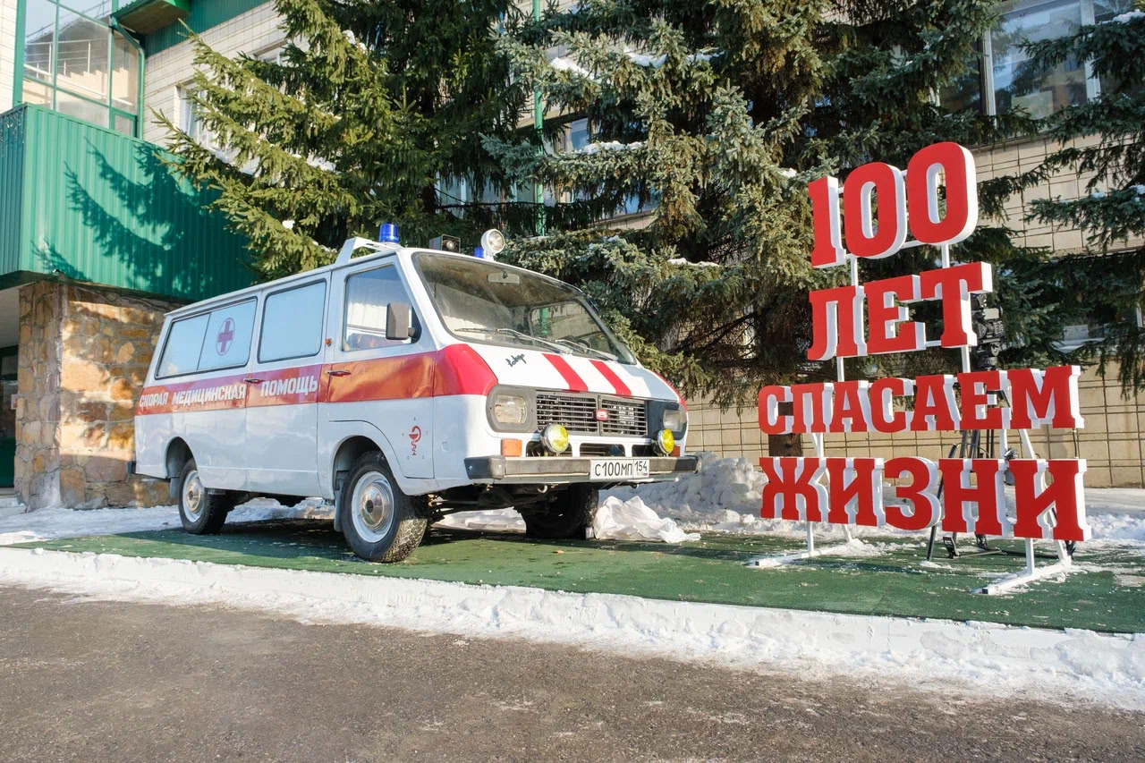 Дань уважения всем сотрудникам: автомобиль-памятник в честь столетия городской службы скорой помощи открыли в Новосибирске